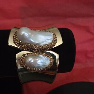 Elegant Gold and Pearl Women's Bracelet
